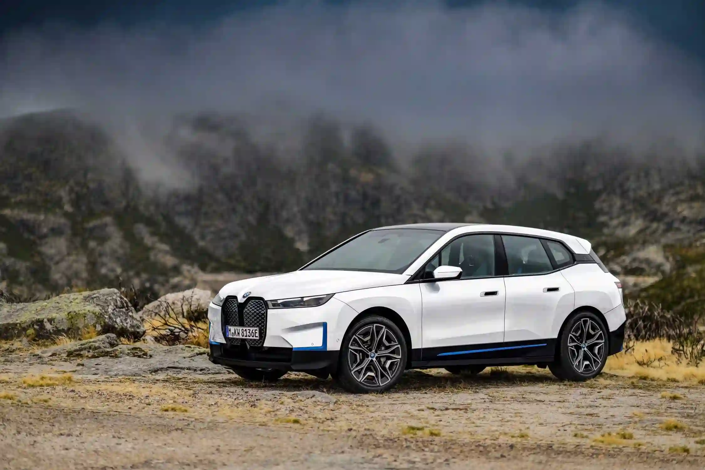Новые BMW&nbsp;iX xDrive40 и BMW&nbsp;iX xDrive50. Двойное удовольствие от вождения без вредных выбросов.